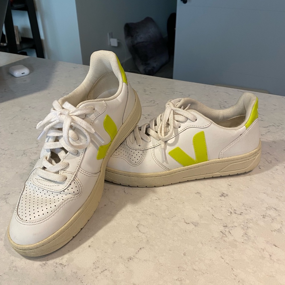 Veja sneakers with green detail